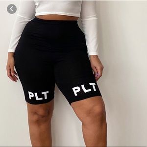 PRETTY LITTLE THING- Plus Black Logo Biker Shorts